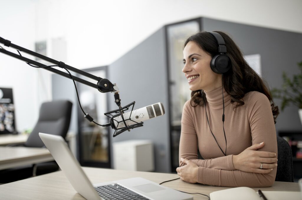 Mujer en un estudio de radio hablando